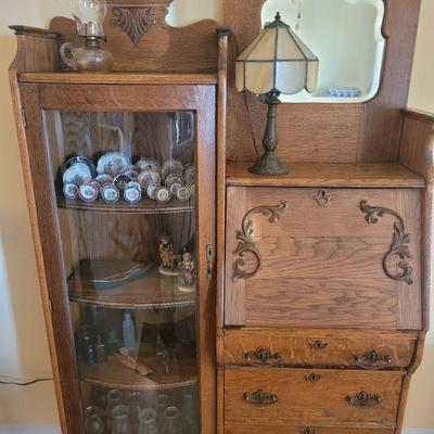 An elegant, piece in great condition, contents sold separately