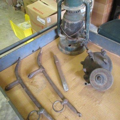 ANTIQUE GRINDER KEROSENE LAMP GLOBE HAS NO CRACKS HORSE REIGNS GUIDES CHISEL