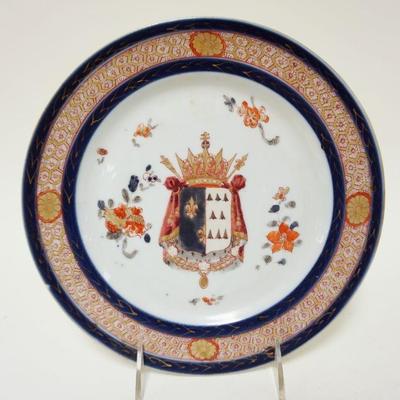 1043	ANTIQUE HAND PAINTED PLATE W/COAT OF ARMS, CHARACTER SIGNED ON BACK, APPROXIMATELY 9 1/2 IN
