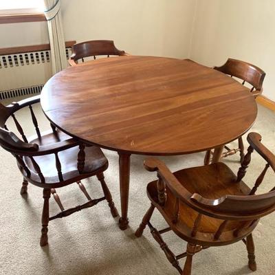 Cherry table w/ leaves and pads diam. 54â€