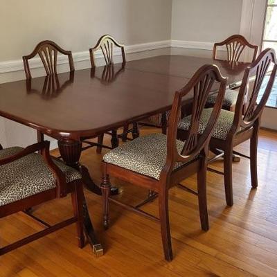 Traditional dining table/2 extra leaves & chairs 