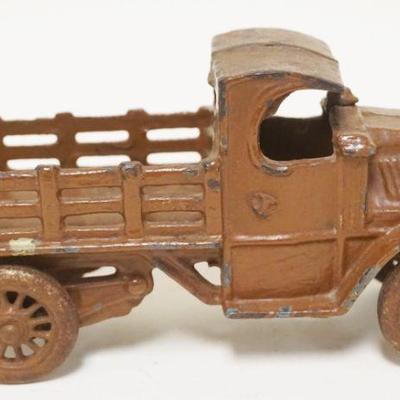 1176	ANTIQUE CAST IRON TOY TRUCK, APPROXIMATELY 7 IN LONG X 4 IN HIGH
