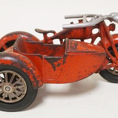 1194	ANTIQUE CAST IRON HUBLEY TOY MOTORCYCLE W/SIDE CAR, NO FIGURES, APPROXIMATELY 9 IN X 4 IN HIGH
