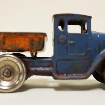 1113	ATIQUE CAST IRON TOY DUMP TRUCK, APPROXIMATELY 2 IN X 6 IN X 2 1/2 IN HIGH
