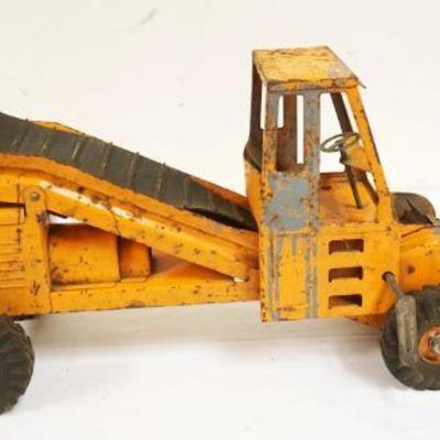 1142	ANTIQUE TOY PRESSED STEEL MILLING MACHINE, NEEDS NEW BELT, APPROXIMATELY 30 IN LONG X 10 1/2 IN HIGH
