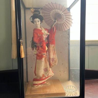 WHT049- Vintage Japanese Geisha In Glass Case