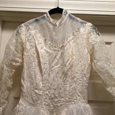 Vintage wedding dress $75