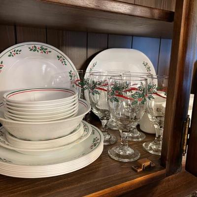 Corelle by Corning â€œHolly Berryâ€