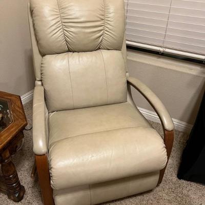 This item is available for PRESALE.  Please text photo to 760-668-0554 to purchase.  We accept Zelle ONLY    LAZT BOT LEATHER RECLINER $165