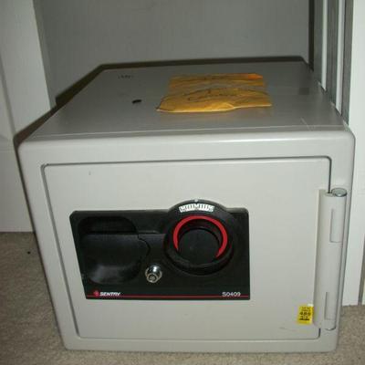 Sentry SO409 Safe with Combination and Keys