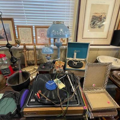 Antique record players, lamp sets, photo frames, radio. 