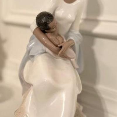 "A Mother's Embrace" Lladro (With Original Box)