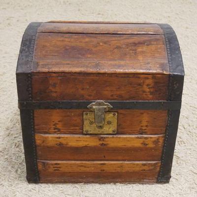 1052	SMALL ANTIQUE WOOD DOME TOP TRUNK, APPROXIMATELY 18 IN X 15 IN X 18 IN
