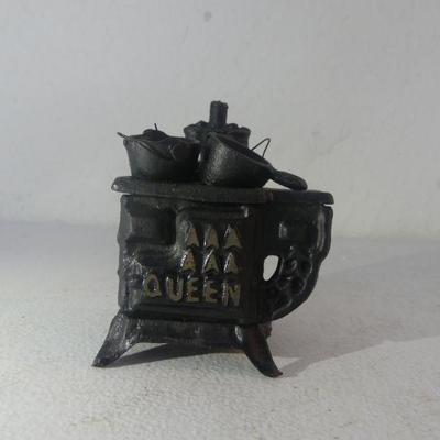 Vintage Queen Miniature Cast Iron Stove Salesman's Sample with 4 Cooking Pieces