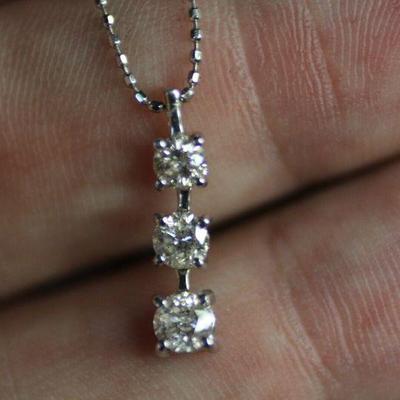 DIAMOND NECKLACE PENDANT 18K WHITE GOLD .5CT

https://www.liveauctioneers.com/item/147048267_diamond-necklace-pendant-18k-white-gold-5ct