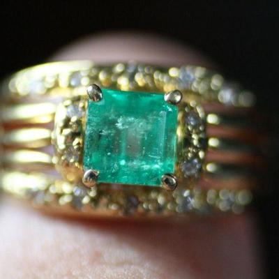 
emerald diamond ring 18k gold E.80ct D.11ct

https://www.liveauctioneers.com/item/147048289_emerald-diamond-ring-18k-gold-e80ct-d11ct