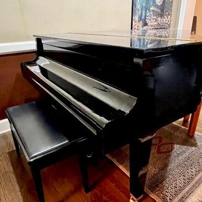 Yamaha Gloss Black Baby Grand Piano - a GH1 from 1991 made in Japan for the American market. Absolutely pristine, maintained and tuned by...