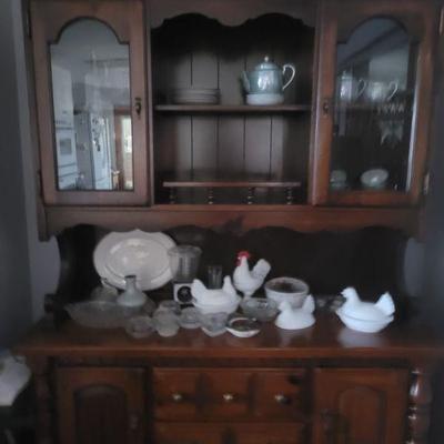 Very nice dining room hutch