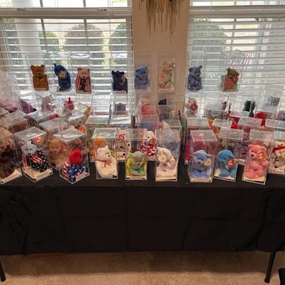 400+ Beanie babies like new in display boxes,