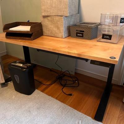 Fully adjustable standing desk