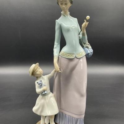 Lladro Lady with Girl Procelain Figurine #1353
Made in Spain
Year Issued 1978, Year Retired 1985
Sculptor Jose Roig
14.25in tall, glazed...