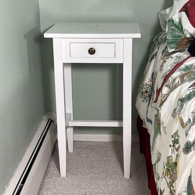 White Painted Nightstand | Single drawer with a brass pull
Dimensions: l. 17 x w. 13 x h. 29 in 