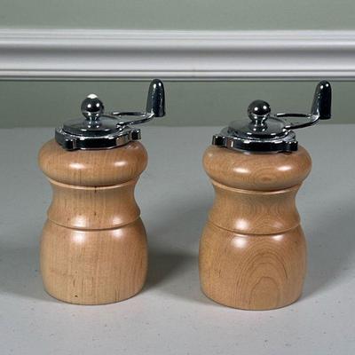 (2pc) Pair William Bounds Salt & Pepper Mills |   
Turned wood, made in USA
Dimensions: h. 4.75 in 