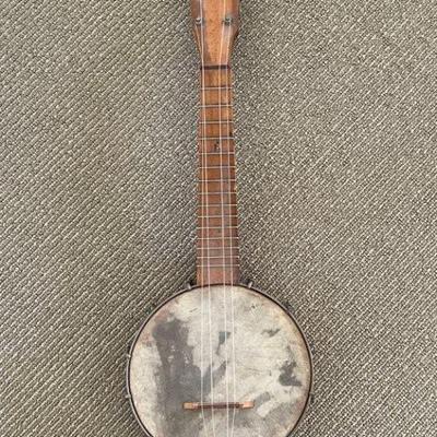 Vintage banjo ukulele/banjolele, 21” L