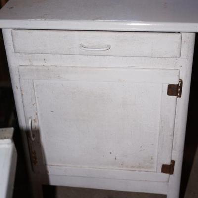 There is a selection of vintage cabinets . For the house and very nice ones for the garage. 