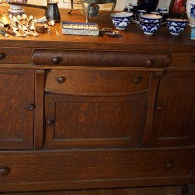 Quarter sawn oak sideboard in very nice condition.