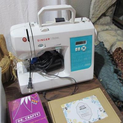 SINGER STYLIST SEWING MACHINE