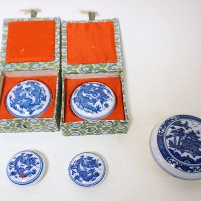 1253	LOT OF PORCELAIN ASIAN ROUND COVERED BOXES, LARGEST APPROXIMATELY 3 IN ROUND
