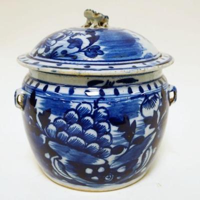 1047	BLUE & WHITE ASIAN COVERED POT	BLUE & WHITE ASIAN COVERED POT, APPROXIMATELY 9 IN HIGH
