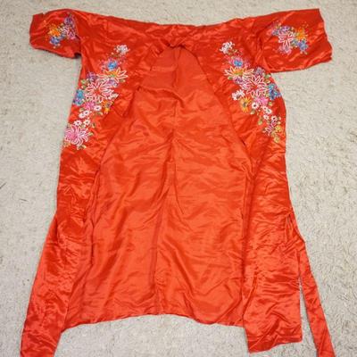 1291	ASIAN EMBROIDERED SILK ROBE
