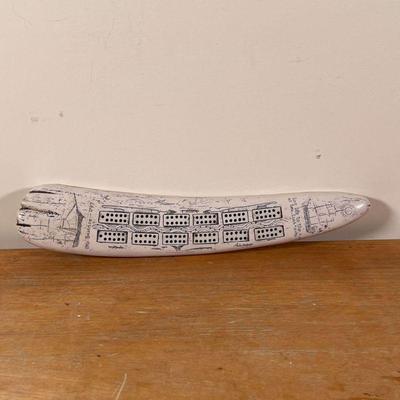 COMOY'S CRIBBAGE BOARD | Commoy's England scrimshaw-style cribbage board, 
