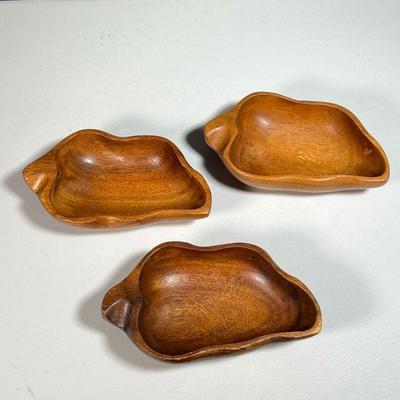 (3PC) PEPPER SHAPED BOWLS | Wooden pepper shaped bowls
Dimensions: l. 8.25 x w. 4.75 in 