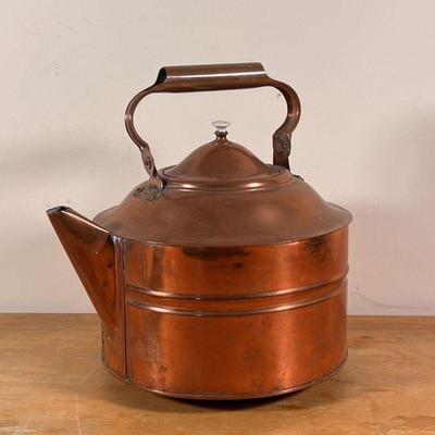 LARGE COPPER KETTLE | Antique kettle of large size, with a bail handle, porcelain finial, impressed 