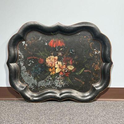 TOLE PAINTED TRAY | Of large size, with floral bouquet in the center
Dimensions: l. 30.25 x w. 22.5 in 
