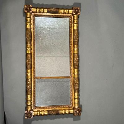 ANTIQUE AMERICAN WALL MIRROR | Gilt wall mirror with half spindles. Decorated with shells, leaves and rosettes at the corners.0...