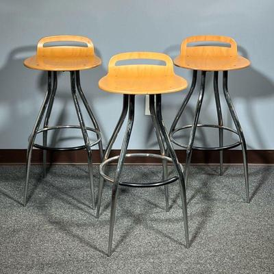 (3PC) MID CENTURY STOOLS | Having formed plywood seats, swivel mounted on tapering chrome legs
Dimensions: l. 15 x w. 15 x h. 33 in 