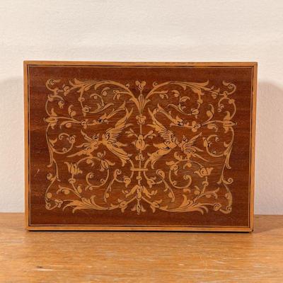 PENWORK BOX | Hinged lid box of small size with contrasting woods
Dimensions: 4-3/8 x 6 in. 