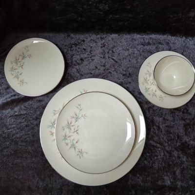 Wyndcrest by Lenox 16- five piece place settings, two serving bowls and gravy boat