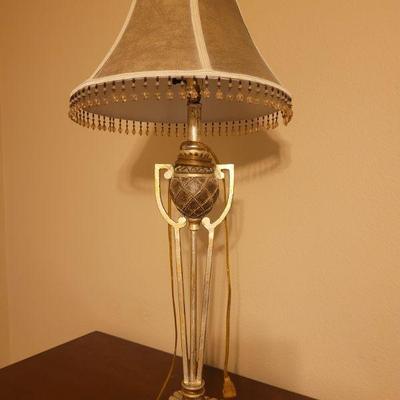 An older lamp, age undetermined, in very good shape