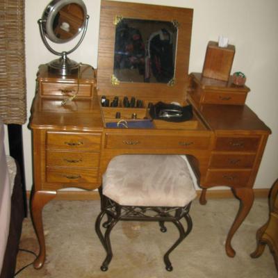 BUY IT NOW $ 145.00 DRESSING TABLE