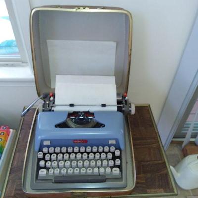 Royal manual typewriter c. 1960