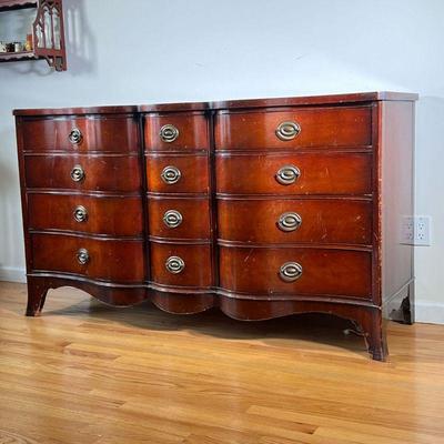 DREXEL SERPENTINE FRONT TRIPLE DRESSER | Long chest of drawers - l. 62 x w. 21 x h. 35 in 