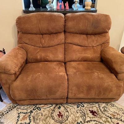 Love seat that reclines.