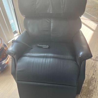 LEATHER LIFT CHAIR LIKE NEW
