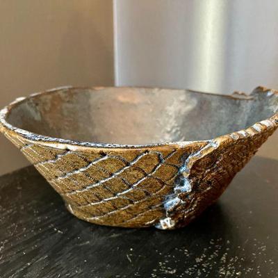 Lot 010-DR: Artisan Ceramic Bowl

Features: Rustic, glazed earthenware bowl


Dimensions: 10â€D x 4.5â€H


Condition: Very Good...