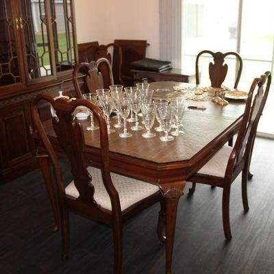 Pennsylvania chippindale maple dining table w/ 6 chairs and 2 leafs w/ protectors 